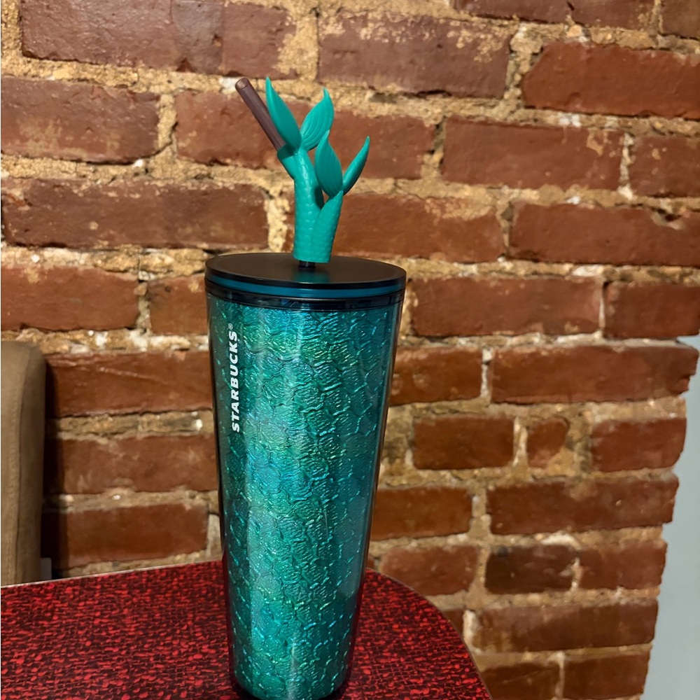 ✨NWT✨. Starbucks Green Textured Tumbler with Siren Straw